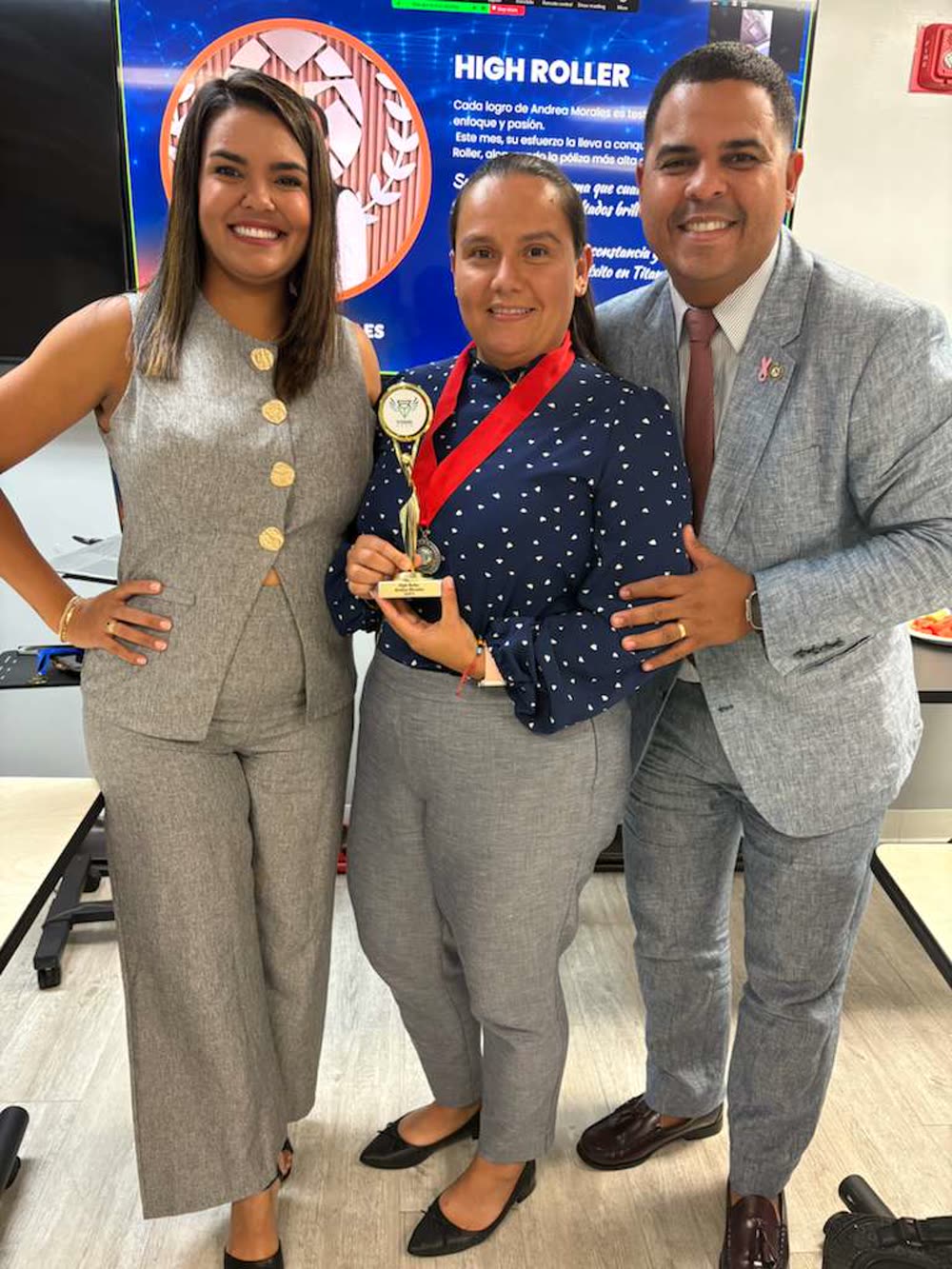Johana Sánchez formando y celebrando a un equipo de alto desempeño